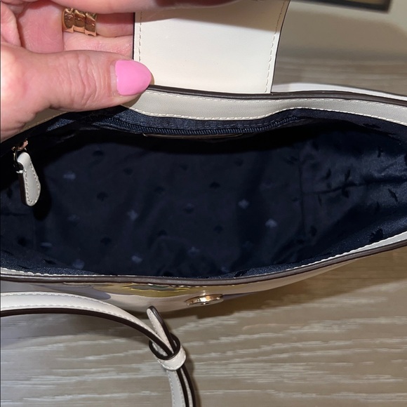 Kate Spade New York Reegan Pansy Toss Bucket Bag. - Picture 11 of 12